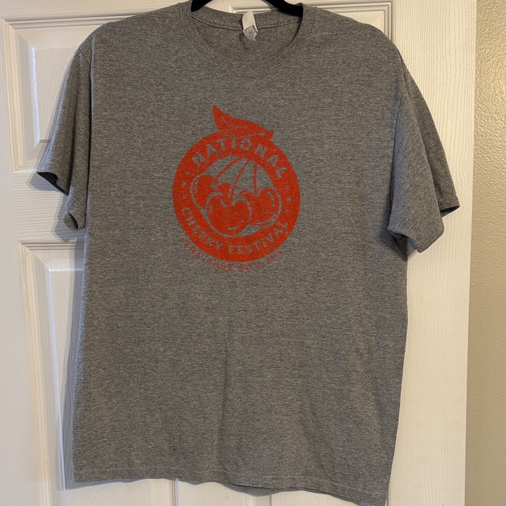 Gray Short-Sleeve T-Shirt Red Cherry Festival Graphic TRAVERSE CITY MICHIGAN